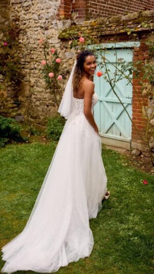 Νυφικό από τούλι σε γραμμή Α με βαθιά λαιμόκοψη και κορσέ στην πλάτη – 20059