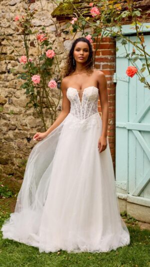 Νυφικό από τούλι σε γραμμή Α με βαθιά λαιμόκοψη και κορσέ στην πλάτη – 20059