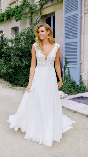 Νυφικό a-line από chiffon με κοντά μανίκια και δαντελένια μοτίβα με χάντρες – 44532