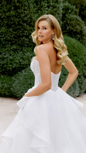 Νυφικό ballgown strapless με μπουστο διακοσμημένο με πέρλες και πλούσια φούστα με βολάν – 44534