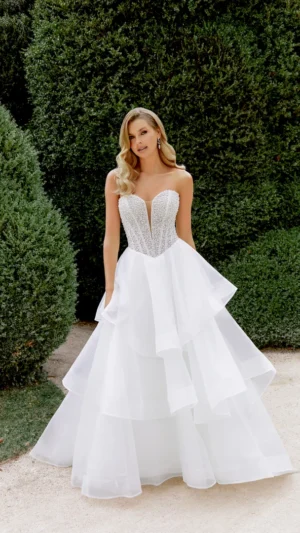 Νυφικό ballgown strapless με μπουστο διακοσμημένο με πέρλες και πλούσια φούστα με βολάν – 44534