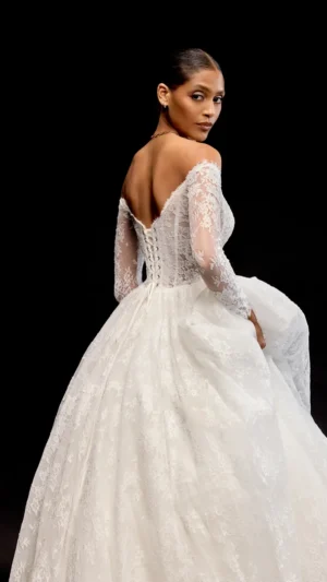 Νυφικό από chantilly δαντέλα με μανίκια – 99348